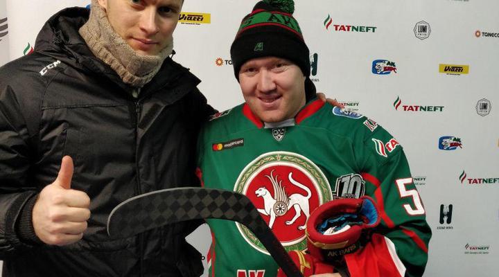 Чемпион России, хоккеист «Ак Барса» Данис Зарипов продает клюшку с автографом на Аукционе добра